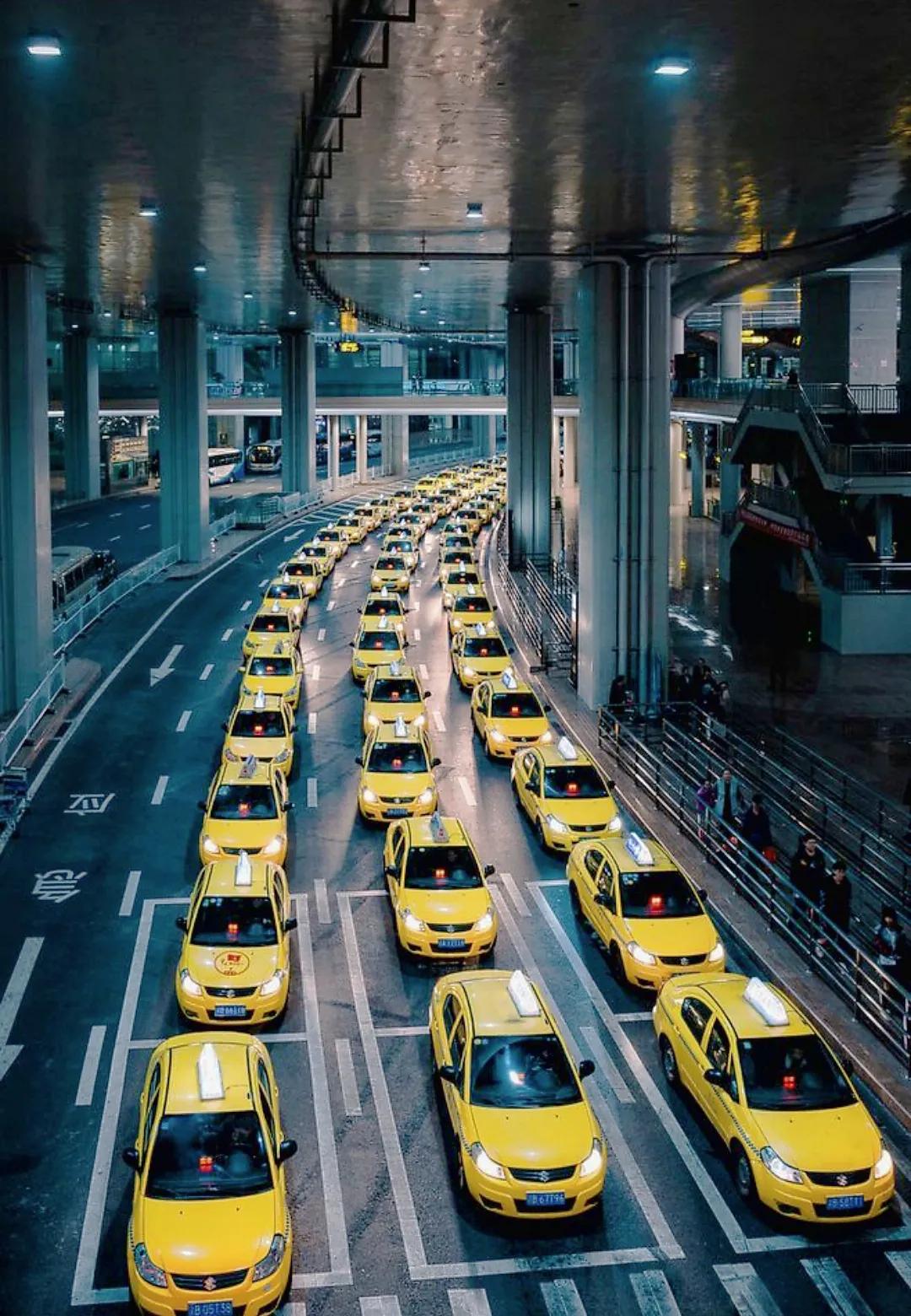 有人故意发一张重庆的出租车图片,色彩不饱和,说黄色很土,一个