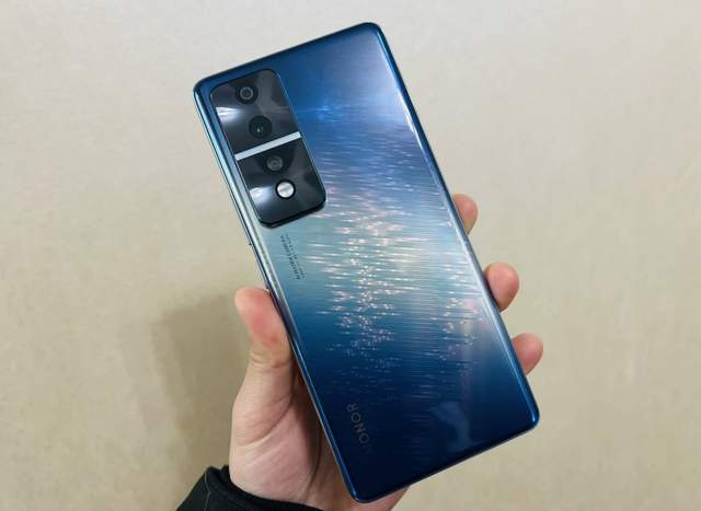 都说荣耀80 GT太贵？但在我看来，这款机型的性能被严重低估了