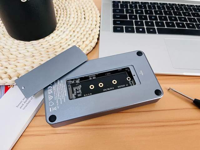 小巧便携多功能，10Gbps 十合一硬盘盒扩展坞：打工人的办公利器