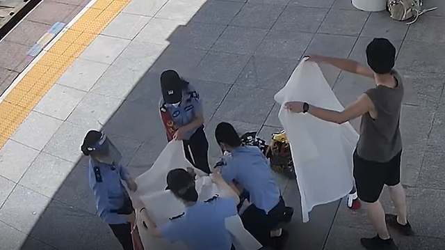 95后铁路姑娘帮接生后激动大哭 宝宝平安呱呱坠地