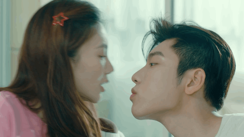 Jin Chen Pressed The Prince On The Bed To Play We Will Not Fall In Love Is Set Prince Jin Chen Starred In The Sister And Brother Cp And Looked Very Good