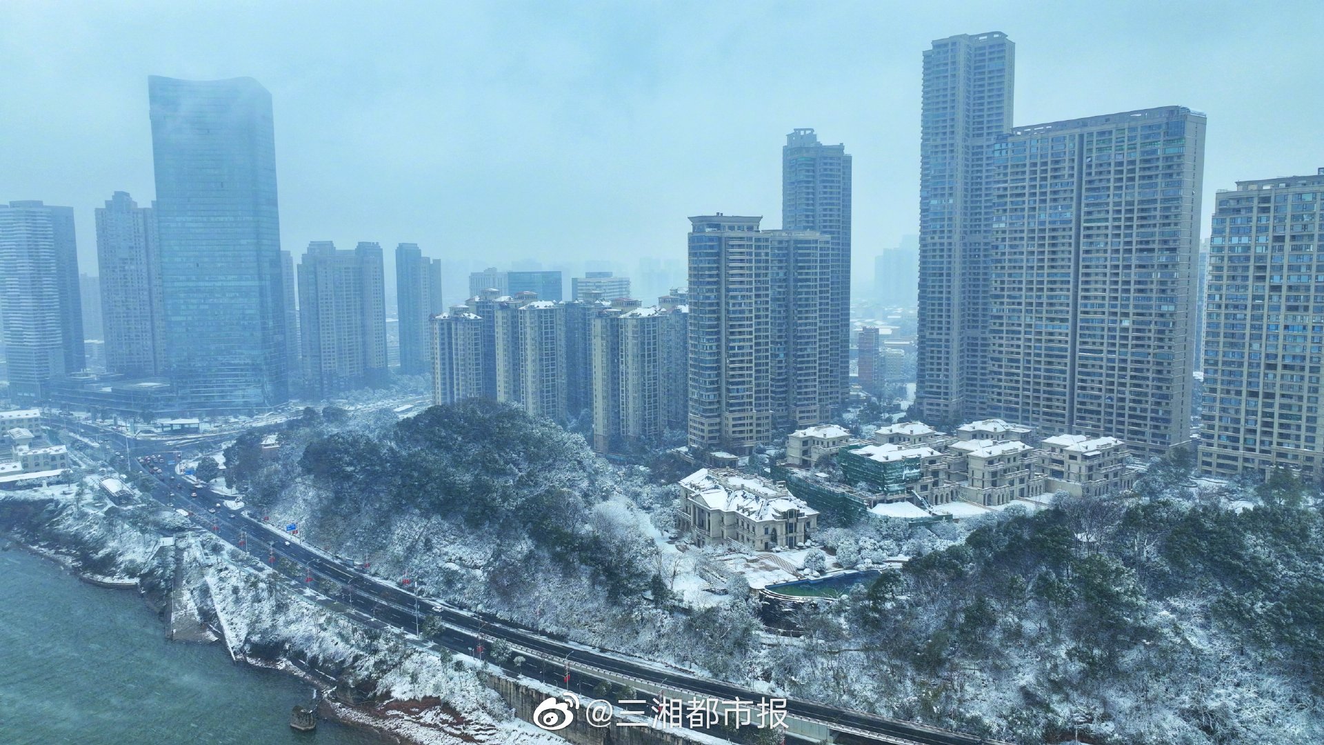 航拍长沙橘子洲头雪景被冰雪覆盖的橘子洲雪景如画美不胜收