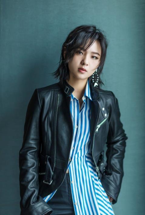 周笔畅父亲周中展现为深圳一家上市公司的老总,在1992年之前,周中展