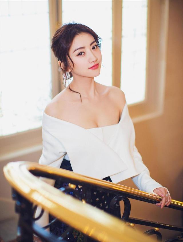 景甜不火的原因终于找到了(景甜穿红衣服图片大全)