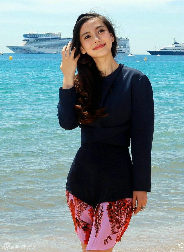 baby杨颖海边放飞自我 ,赤脚玩沙,这脚丫给个赞