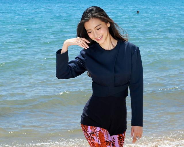 baby杨颖海边放飞自我 ,赤脚玩沙,这脚丫给个赞