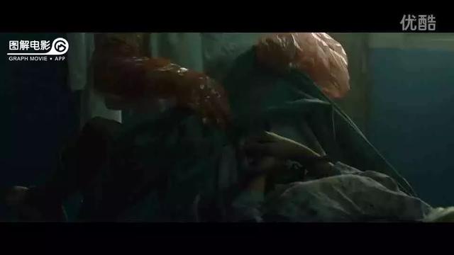 医生示范身体乳