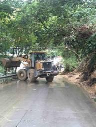 重庆暴雨致道路塌方多车掉落