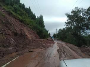 重庆暴雨致道路塌方多车掉落