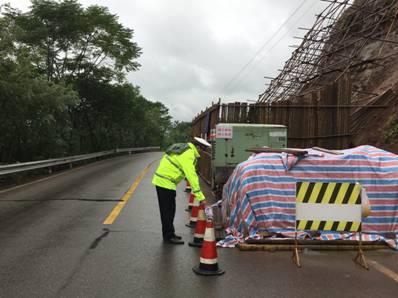 重庆暴雨致道路塌方多车掉落