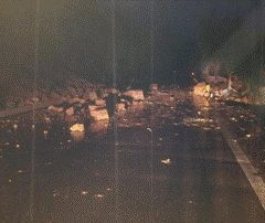 重庆暴雨致道路塌方多车掉落