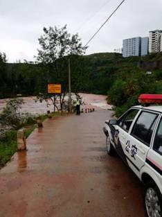 重庆暴雨致道路塌方多车掉落