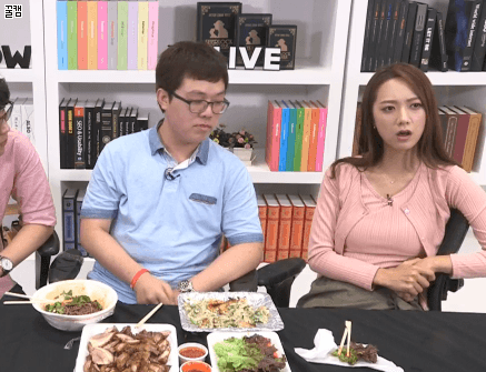 牛哥美女内涵gif动图12p：服务真的是太贴心