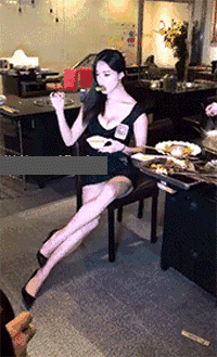 牛哥美女gif动图8p：这手完全情不自禁啊！