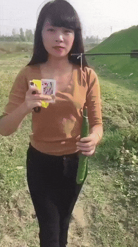 牛哥美女内涵gif动图13p：妹子的衣服扣子不错