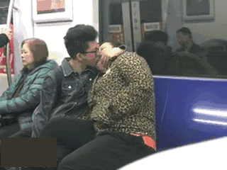 牛哥美女内涵gif动图13p:抹了口红的美女都是这么喝水的