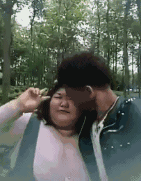牛哥美女内涵gif动图13p:抹了口红的美女都是这么喝水的