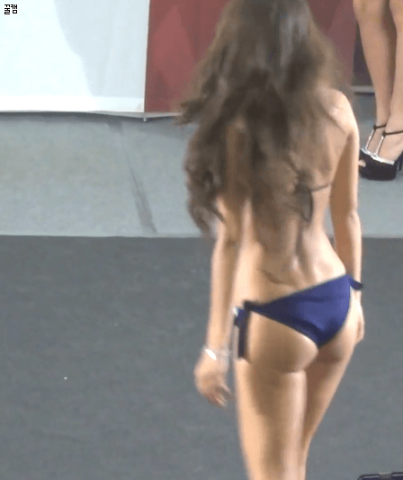 牛哥美女内涵gif动图10p：妹子你几岁了啊！还吃手呢？