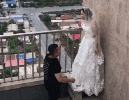 牛哥美女内涵gif动图:妹子亲的太快!牛哥还没有反映过来呢?