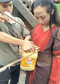 牛哥美女内涵gif动图14p：裤子会不会有点小啊