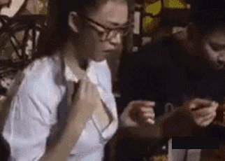 牛哥美女内涵gif动图13p：没事劈个叉，亮亮大白腿