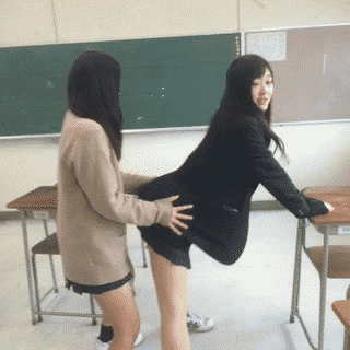 牛哥美女内涵gif动图19p:磨脚呢?技术不错哦!