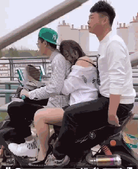 牛哥美女内涵gif动图19p:磨脚呢?技术不错哦!