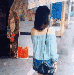 牛哥美女内涵gif动图19p:磨脚呢?技术不错哦!