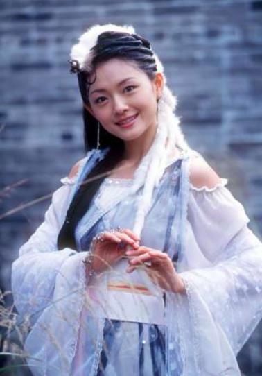 精怪,聂远饰演的七夜成为了当年很多少女的梦中情郎,吴京在剧中扮演的