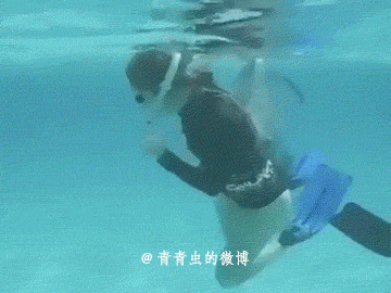 牛哥内涵美女gif动图9p：自己的衣服还要妹子帮忙脱掉呢