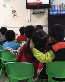 牛哥内涵美女gif动图9p：自己的衣服还要妹子帮忙脱掉呢