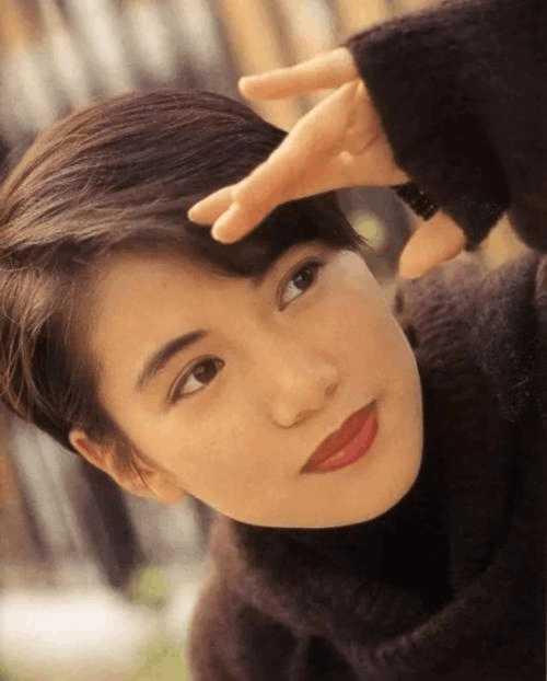 这种发现早香港90年代比较常见,非常谁能少女的打扮,现在会有一种复古