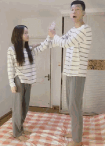 牛哥内涵美女gif动图15p：我敢肯定，这个小球迷一定是个大球迷