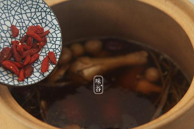 茶树菇煲鸡汤