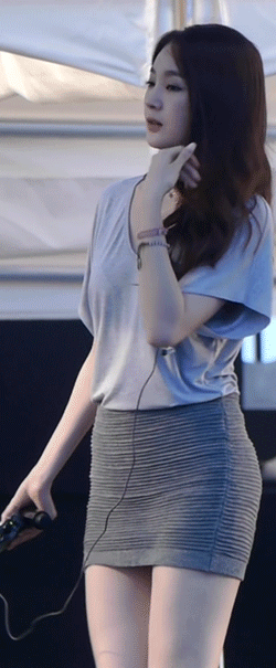 牛哥内涵美女gif：年纪轻轻怎么这么上火