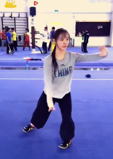 牛哥美女内涵gif动图：该犯点什么罪才能被美女警察抓呢？