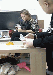 牛哥内涵美女gif动图：妹子，你可真调皮