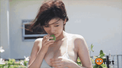 牛哥美女gif动图：妹子很有范儿