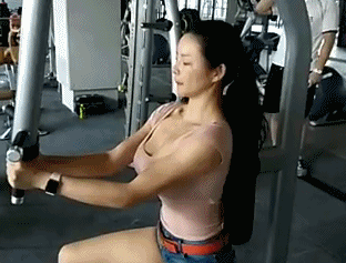 牛哥美女内涵gif动图12p：妹子的裙子很漂亮啊