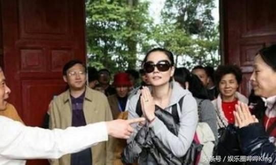 王菲近况街拍(王菲最新发型街拍)