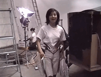大王美女内涵gif动图：带球撞人是犯规的