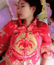 大王美女内涵gif动图：带球撞人是犯规的