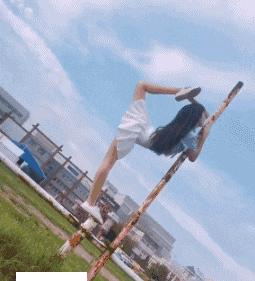 大王美女内涵gif动图：带球撞人是犯规的