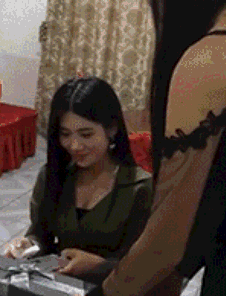 大王美女内涵gif动图：带球撞人是犯规的