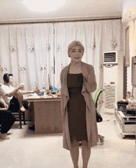 大王美女内涵gif动图：带球撞人是犯规的