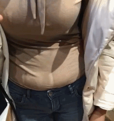 牛哥内涵美女gif动图：好身材！妹子小心切到手啊！