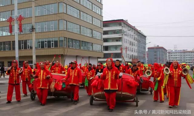 東北秧歌小拜年方山縣糜家塔潘家坂村春節秧歌大拜年表演活動