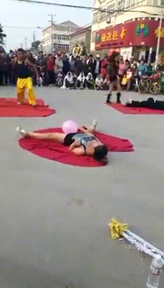 牛哥内涵美女gif动图11p：妹子，可要帮忙擦干净哦