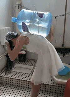 牛哥美女内涵gif动图：高跟鞋很高的！
