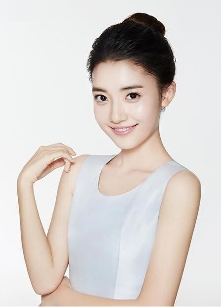 小郑多彬:韩娱：童星出道的郑多彬为棒球比赛开球 高颜值获赞